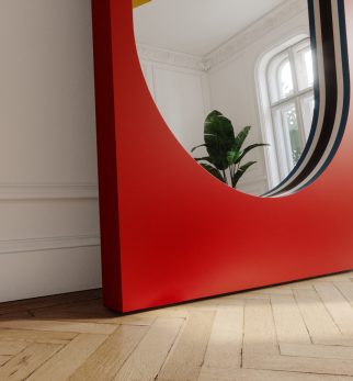Lustro Player Red Light Hogai – duże stojące lustro do salonu