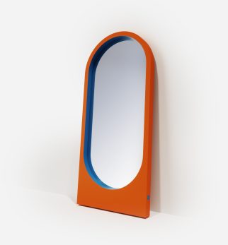 Lustro Player Orange Joy Hogai – duże stojące lustro do salonu