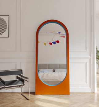 Lustro Player Orange Joy Hogai – duże stojące lustro do salonu