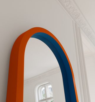 Lustro Player Orange Joy Hogai – duże stojące lustro do salonu