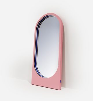 Lustro Player Pink Power Hogai – duże stojące lustro do salonu