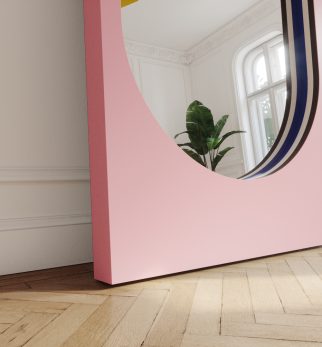 Lustro Player Pink Power Hogai – duże stojące lustro do salonu