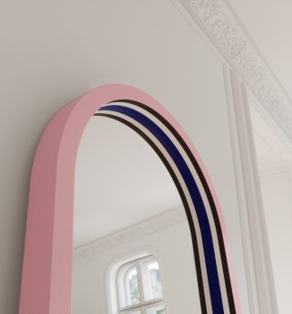 Lustro Player Pink Power Hogai – duże stojące lustro do salonu
