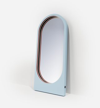 Lustro Player Baby Blue Hogai – duże stojące lustro do salonu