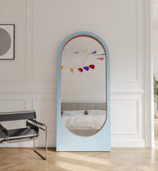 Lustro Player Baby Blue Hogai – duże stojące lustro do salonu