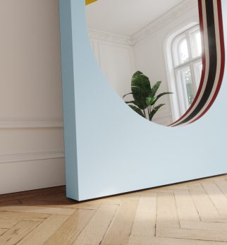 Lustro Player Baby Blue Hogai – duże stojące lustro do salonu