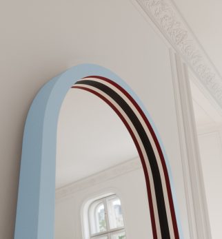 Lustro Player Baby Blue Hogai – duże stojące lustro do salonu