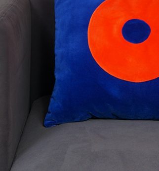 Ręcznie robiona poduszka Dreamer 50x50 z bawełnianego aksamitu marki Hogai.