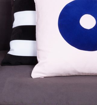 Zbliżenie na splot i teksturę 100% bawełnianego aksamitu poduszki Dreamer Hogai.
