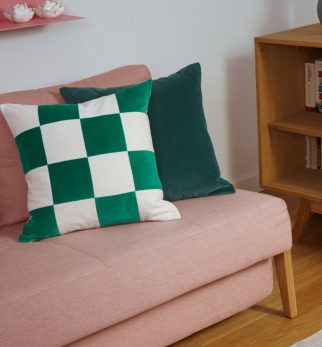 Ręcznie robiona poduszka Dreamer 50x50 z bawełnianego aksamitu marki Hogai.