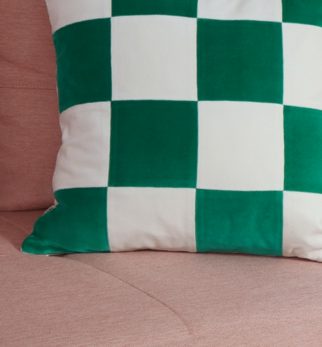 Ręcznie robiona poduszka Dreamer 50x50 z bawełnianego aksamitu marki Hogai.