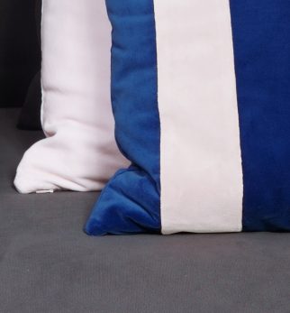 Zbliżenie na splot i teksturę 100% bawełnianego aksamitu poduszki Dreamer Hogai.