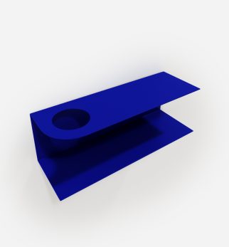Minimalistyczna półka ścienna Smith z charakterystycznym wycięciem, w kolorze głębokiego kobaltu Cobalt Love – designerska i trwała konstrukcja z metalu. Hogai.