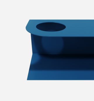 Minimalistyczna półka ścienna Smith z charakterystycznym wycięciem, w kolorze niebieskim Blue Jeans – designerska i trwała konstrukcja z metalu. Hogai.