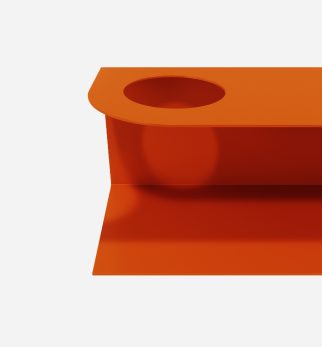 Minimalistyczna półka ścienna Smith z charakterystycznym wycięciem, w kolorze pomarańczowym Orange Joy – designerska i trwała konstrukcja z metalu. Hogai.