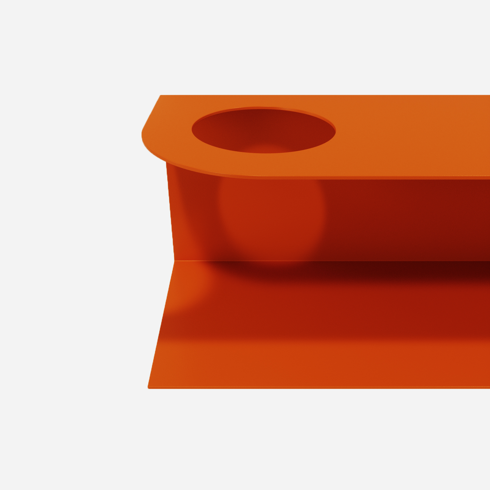 Minimalistyczna półka ścienna Smith z charakterystycznym wycięciem, w kolorze pomarańczowym Orange Joy – designerska i trwała konstrukcja z metalu. Hogai.