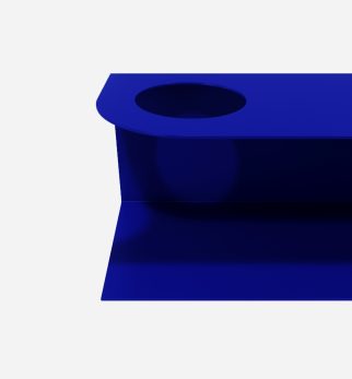 Minimalistyczna półka ścienna Smith z charakterystycznym wycięciem, w kolorze głębokiego kobaltu Cobalt Love – designerska i trwała konstrukcja z metalu. Hogai.