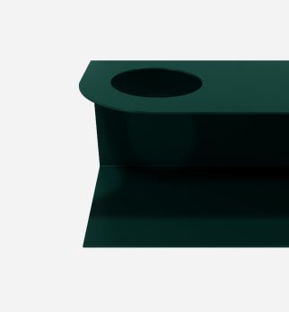 Minimalistyczna półka ścienna Smith z charakterystycznym wycięciem, w kolorze zielonym Green Bottle – designerska i trwała konstrukcja z metalu. Hogai.