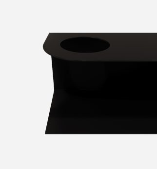 Minimalistyczna półka ścienna Smith z charakterystycznym wycięciem, w kolorze czarnym Black Night – designerska i trwała konstrukcja z metalu. Hogai.