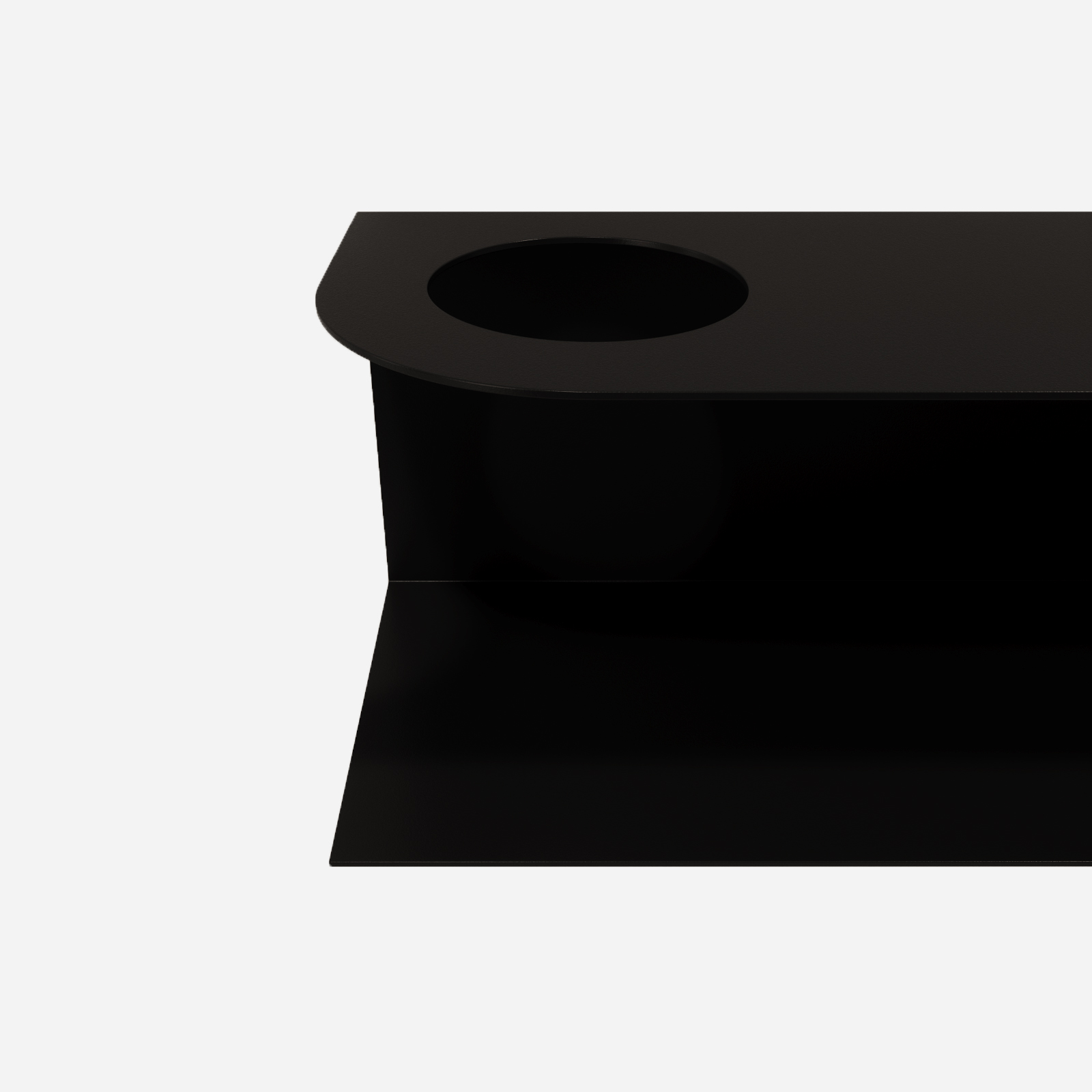 Minimalistyczna półka ścienna Smith z charakterystycznym wycięciem, w kolorze czarnym Black Night – designerska i trwała konstrukcja z metalu. Hogai.