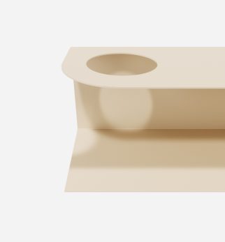Minimalistyczna półka ścienna Smith z charakterystycznym wycięciem, w kolorze Ecru Lady – designerska i trwała konstrukcja z metalu. Hogai.