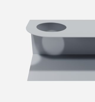 Minimalistyczna półka ścienna Smith z charakterystycznym wycięciem, w kolorze szarym Grey Flow – designerska i trwała konstrukcja z metalu. Hogai.
