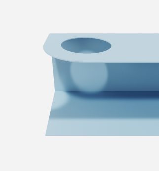 Minimalistyczna półka ścienna Smith z charakterystycznym wycięciem, w kolorze błękitnym Baby Blue – designerska i trwała konstrukcja z metalu. Hogai.