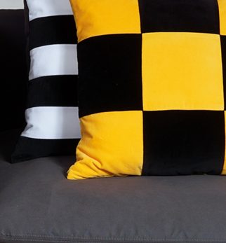 Ręcznie robiona poduszka Dreamer 50x50 z bawełnianego aksamitu marki Hogai.