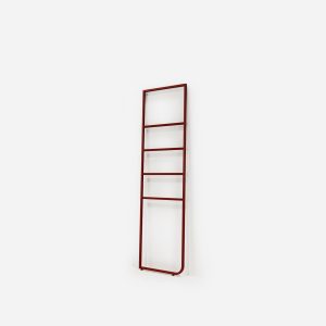 Smukły wieszak na ręczniki Hogai Pilot Hanger Burgundy Star w szlachetnym odcieniu głębokiego, burgundowego wina.