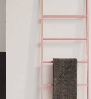 Smukły wieszak na ręczniki Hogai Pilot Hanger Pink Power w subtelnym odcieniu jasnego różu.