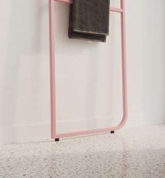 Smukły wieszak na ręczniki Hogai Pilot Hanger Pink Power w subtelnym odcieniu jasnego różu.