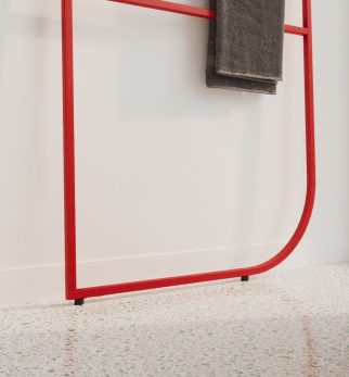 Wieszak na ręczniki Hogai Spy Hanger Red Light w kolorze intensywnej czerwieni.