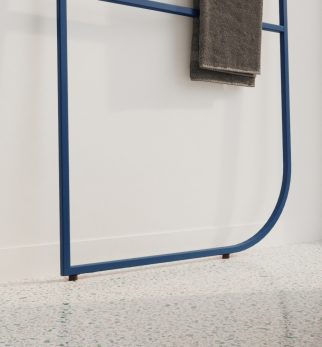 Wieszak na ręczniki Hogai Spy Hanger Blue Jeans w kolorze ciemnoniebieskim.