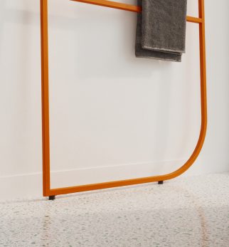 Wieszak na ręczniki Hogai Spy Hanger Orange Joy w radosnym kolorze pomarańczowym.