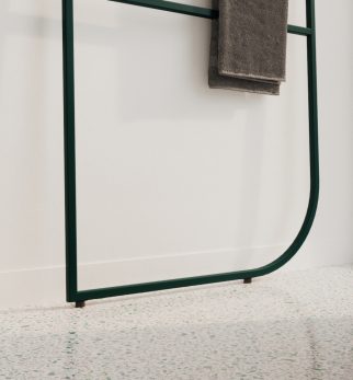 Wieszak na ręczniki Hogai Spy Hanger Green Bottle w szlachetnym odcieniu butelkowej zieleni.