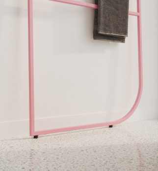 Wieszak na ręczniki Hogai Spy Hanger Pink Power w modnym kolorze różowym.
