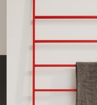 Wieszak na ręczniki Hogai Spy Hanger Red Light w kolorze intensywnej czerwieni.