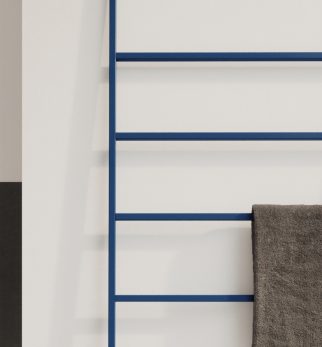 Wieszak na ręczniki Hogai Spy Hanger Blue Jeans w kolorze ciemnoniebieskim.