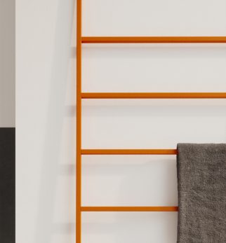 Wieszak na ręczniki Hogai Spy Hanger Orange Joy w radosnym kolorze pomarańczowym.