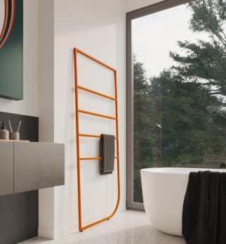 Wieszak na ręczniki Hogai Spy Hanger Orange Joy w radosnym kolorze pomarańczowym.