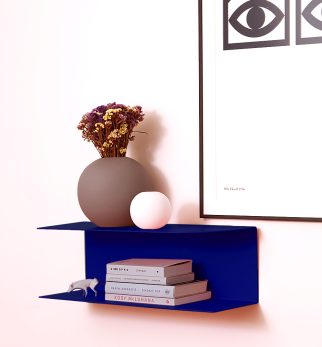 Designerska półka ścienna Miller w kolorze głębokiego kobaltu Cobalt Love – polski design. Hogai premium.