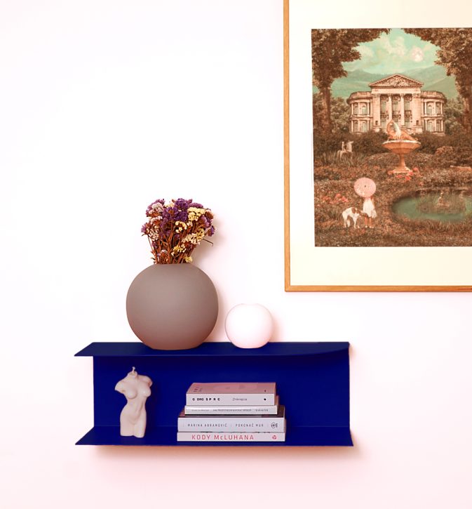 Designerska półka ścienna Miller w kolorze głębokiego kobaltu Cobalt Love – polski design. Hogai premium.