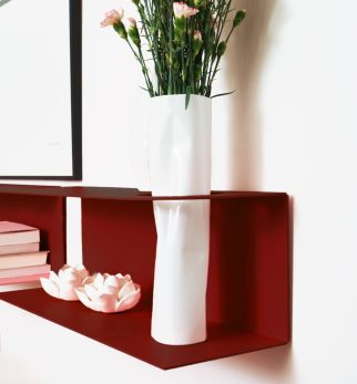 Zestaw designerskich półek metalowych Hogai – modele Miller i Smith w kolorze Burgundy Star.