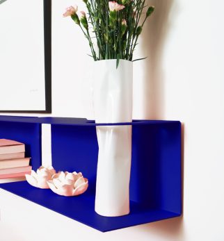 Zestaw designerskich półek metalowych Hogai – modele Miller i Smith w kolorze głębokiego kobaltu Cobalt Love.
