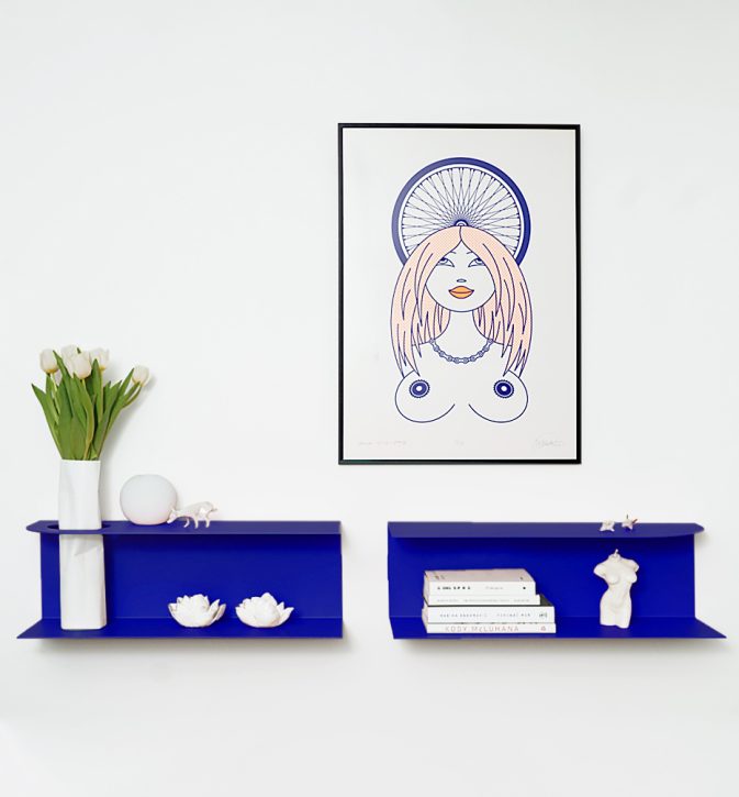 Zestaw designerskich półek metalowych Hogai – modele Miller i Smith w kolorze głębokiego kobaltu Cobalt Love.