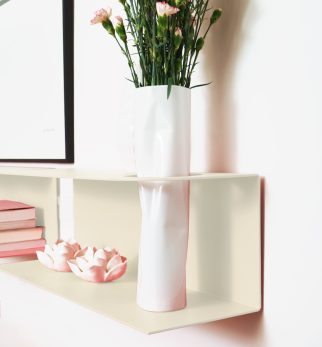 Zestaw designerskich półek metalowych Hogai – modele Miller i Smith w kolorze Ecru Lady.
