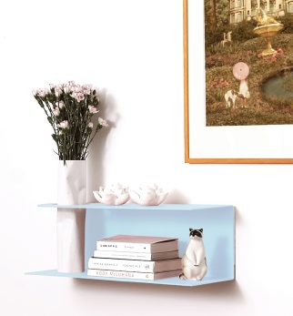 Minimalistyczna półka ścienna Smith z charakterystycznym wycięciem, w kolorze błękitnym Baby Blue – designerska i trwała konstrukcja z metalu. Hogai.
