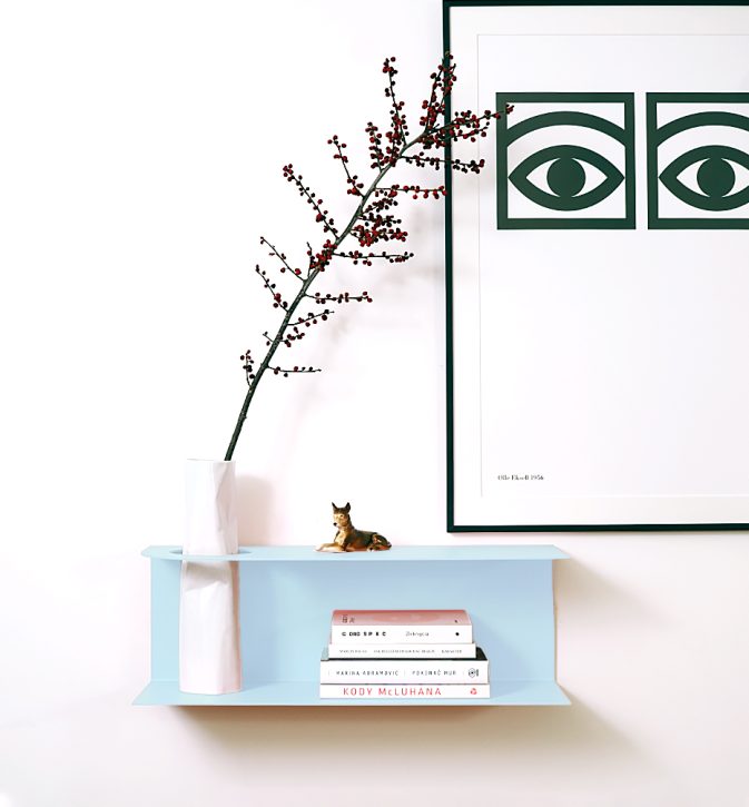 Minimalistyczna półka ścienna Smith z charakterystycznym wycięciem, w kolorze błękitnym Baby Blue – designerska i trwała konstrukcja z metalu. Hogai.