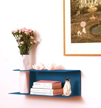 Minimalistyczna półka ścienna Smith z charakterystycznym wycięciem, w kolorze niebieskim Blue Jeans – designerska i trwała konstrukcja z metalu. Hogai.