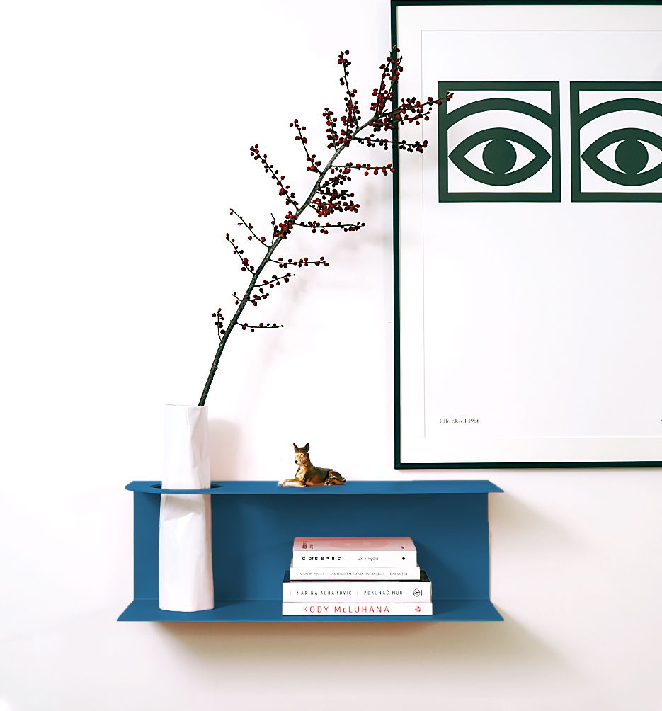 smith_bluej-04 | Hogai Minimalistyczna półka ścienna smith z charakterystycznym wycięciem, w kolorze niebieskim blue jeans – designerska i trwała konstrukcja z metalu. Hogai.